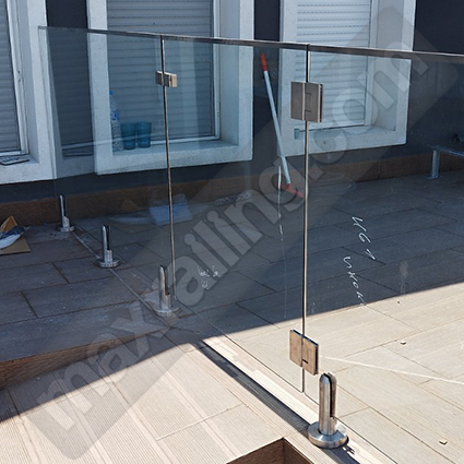 Стъклена преграда около басейн